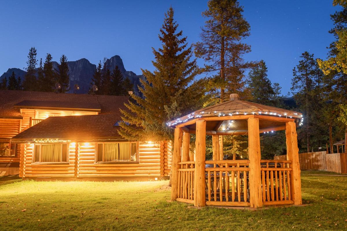 Castle Mountain Chalets מראה חיצוני תמונה