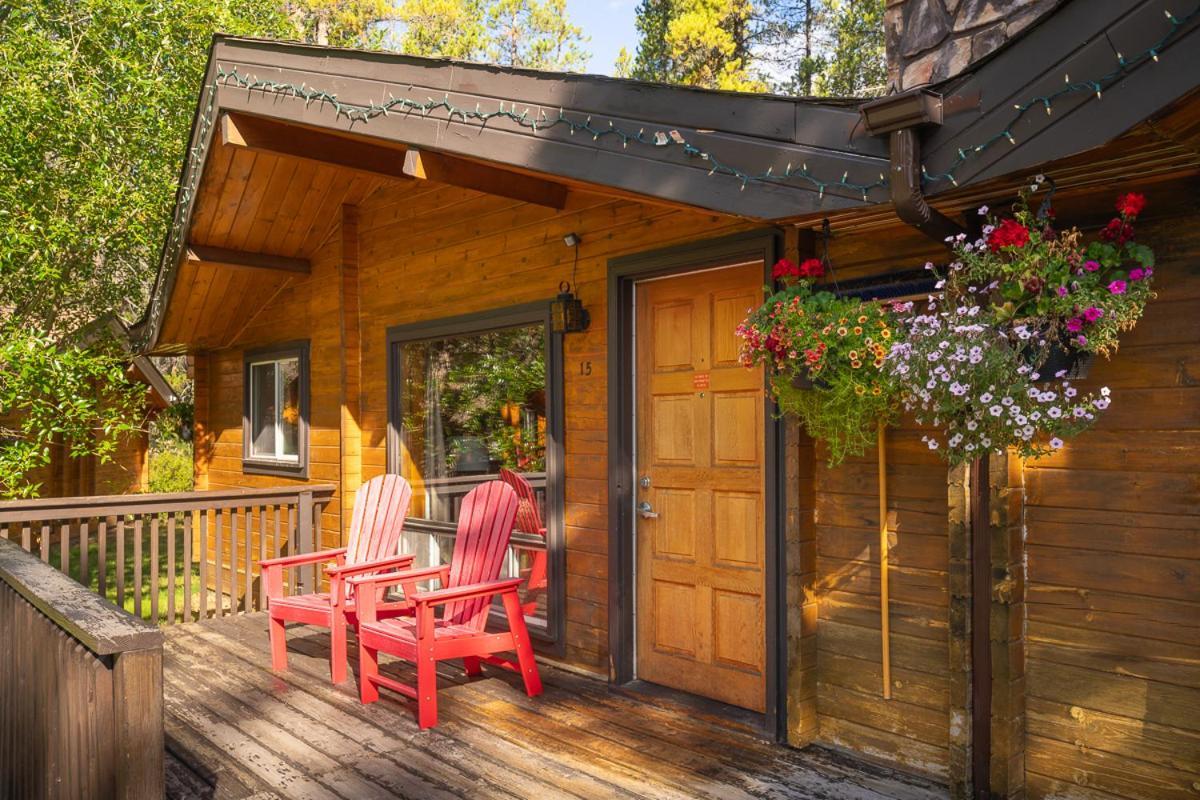 Castle Mountain Chalets מראה חיצוני תמונה