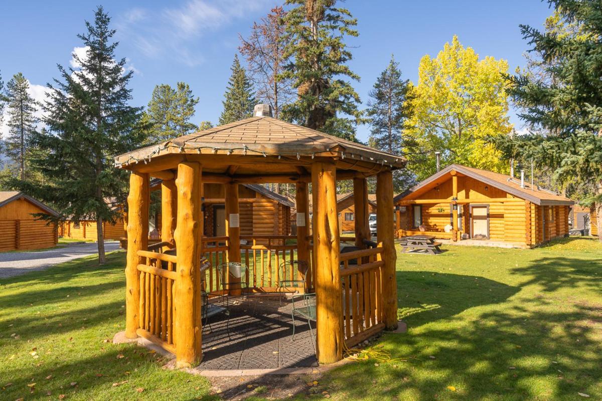 Castle Mountain Chalets מראה חיצוני תמונה