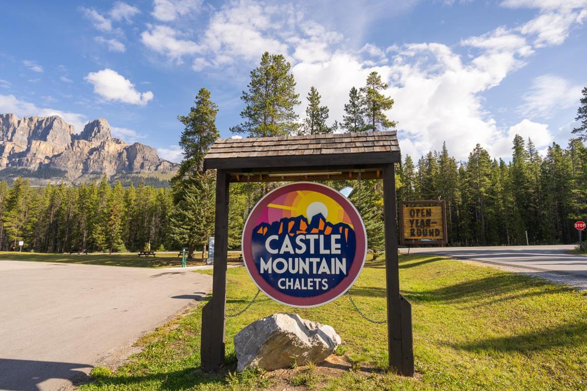 Castle Mountain Chalets מראה חיצוני תמונה