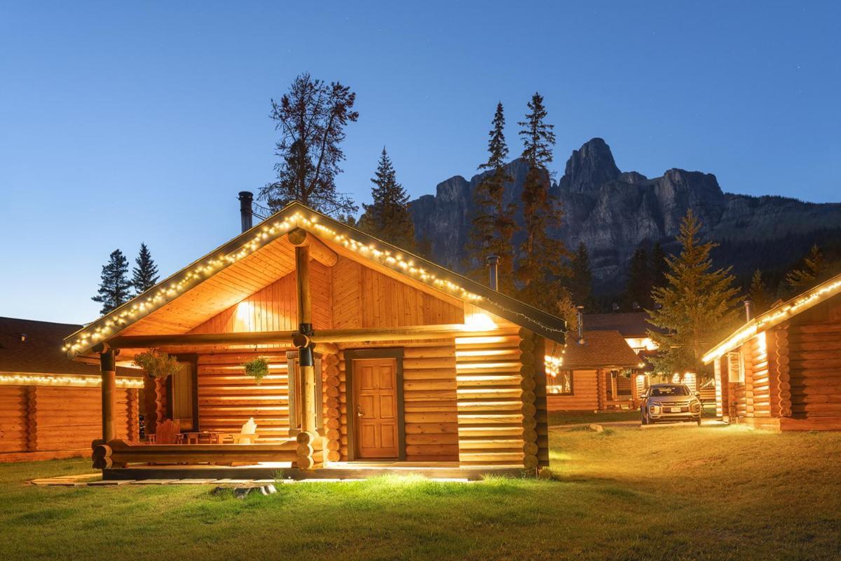 Castle Mountain Chalets מראה חיצוני תמונה