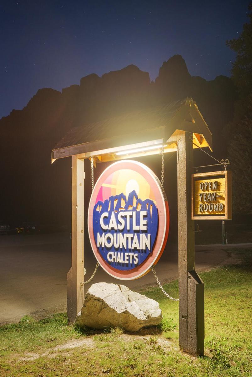 Castle Mountain Chalets מראה חיצוני תמונה