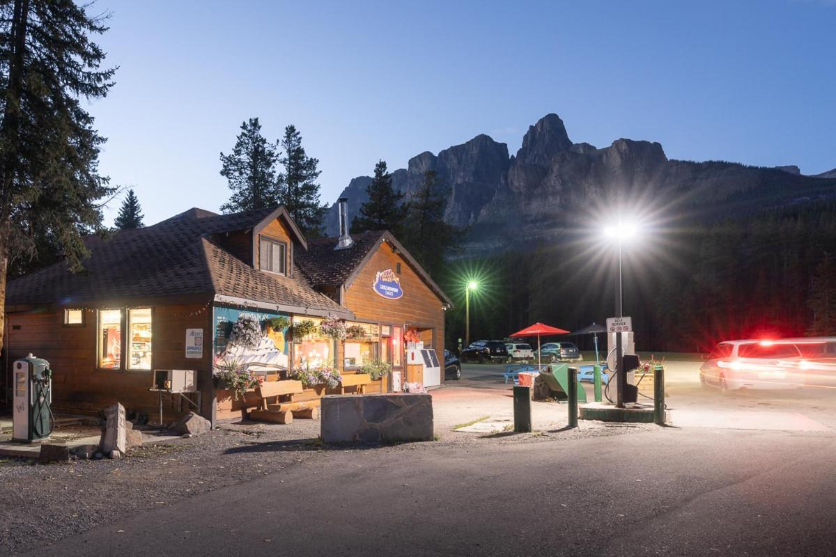 Castle Mountain Chalets מראה חיצוני תמונה
